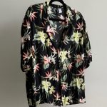 Blusa negra con flores
