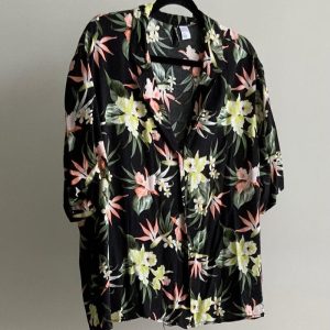 Blusa negra con flores