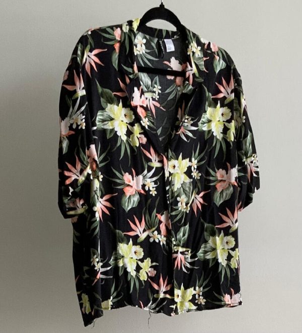 Blusa negra con flores