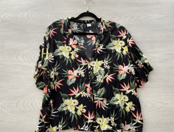 Blusa negra con flores