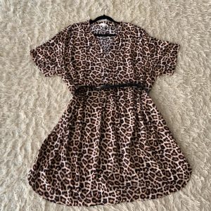 vestido animal print