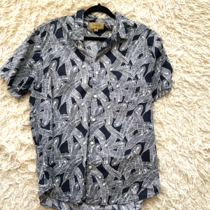 Camisa negra hojas - mi clóset - Isabel Escobar